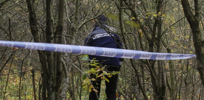 Zwłoki młodego mężczyzny w lesie. Policja nie wyklucza, że był poszukiwany