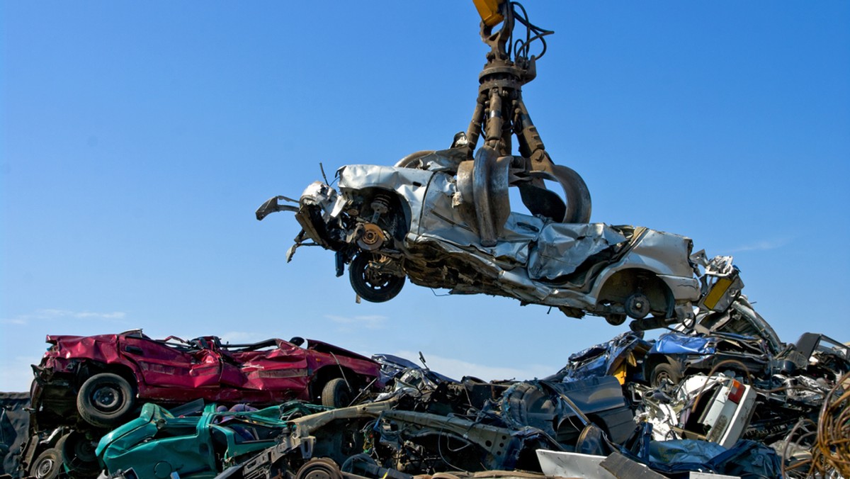 Zniesienie 500 zł opłaty recyklingowej przy sprowadzaniu samochodu z zagranicy, zobowiązanie dealerów samochodowych i właścicieli komisów do zbiórki pojazdów wycofanych z eksploatacji - zakłada nowela o recyklingu pojazdów, którą podpisał prezydent Bronisław Komorowski.