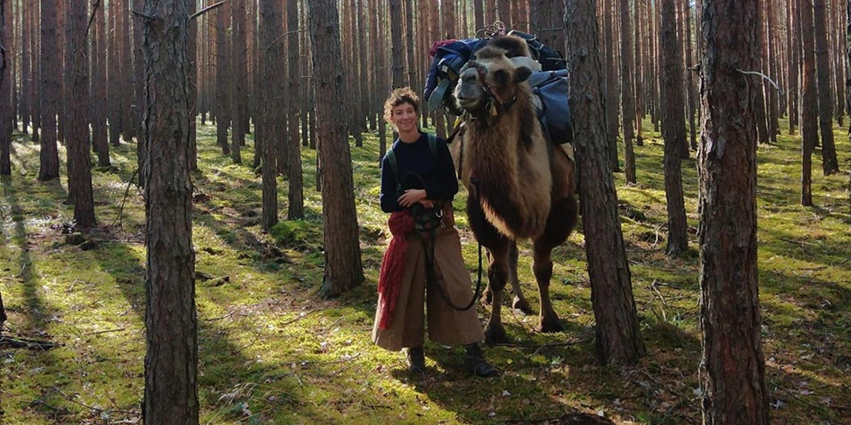 Francuzka idzie przez Polskę z wielbłądem. Chce go uwolnić w Mongolii