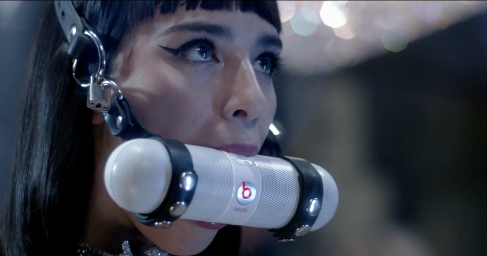 Kadry z klipu 'Work B**ch!'