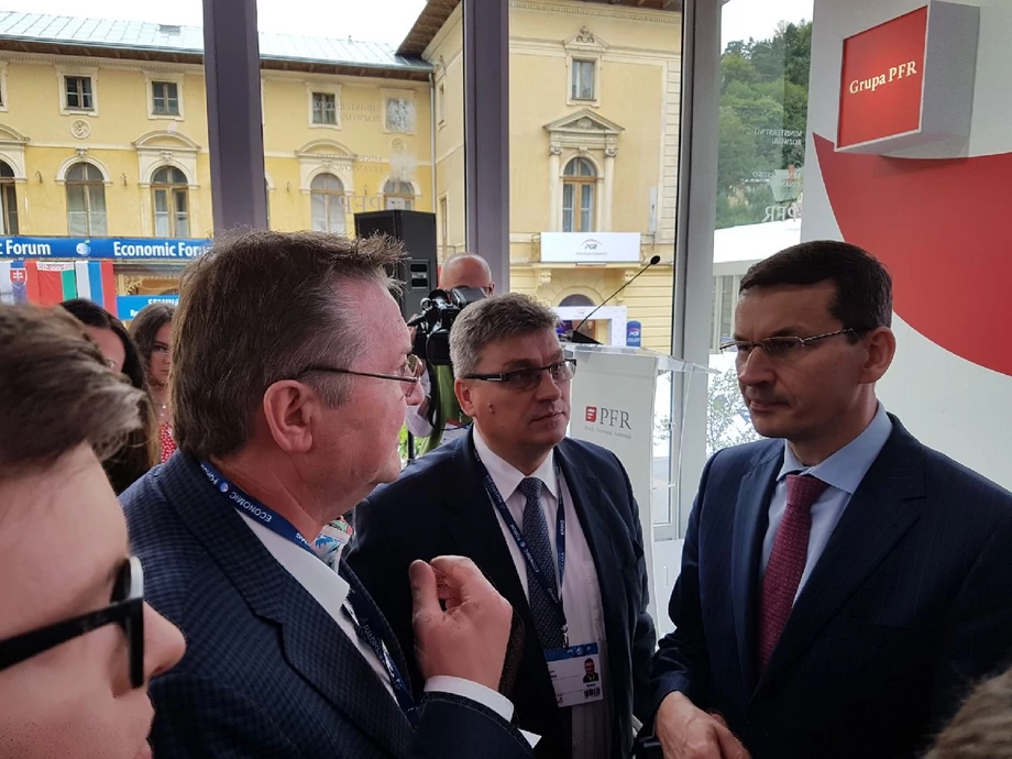 Adam Drewniany i premier Mateusz Morawiecki na Forum Ekonomicznym w Krynicy rozmawiają o budowie fabryki w Polsce. Zdjęcie archiwalne.