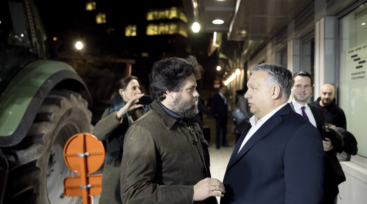 Orbán Viktor miniszterelnök Brüsszelben a belvárosban tüntető gazdákkal találkozott / Fotó: MTI/Miniszterelnöki Sajtóiroda/Fischer Zoltán