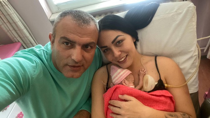 Mila sa ćerkicom i suprugom: mama danas bez brige može da se posveti poslu u zlatarskoj radnji koja je njihov porodični biznis 