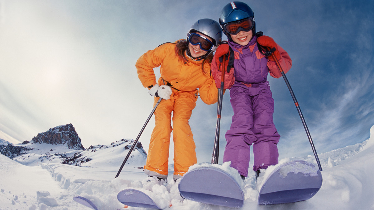Jak dobrać kask narciarski, o czym warto pamiętać? Mierzenie kasku w domu