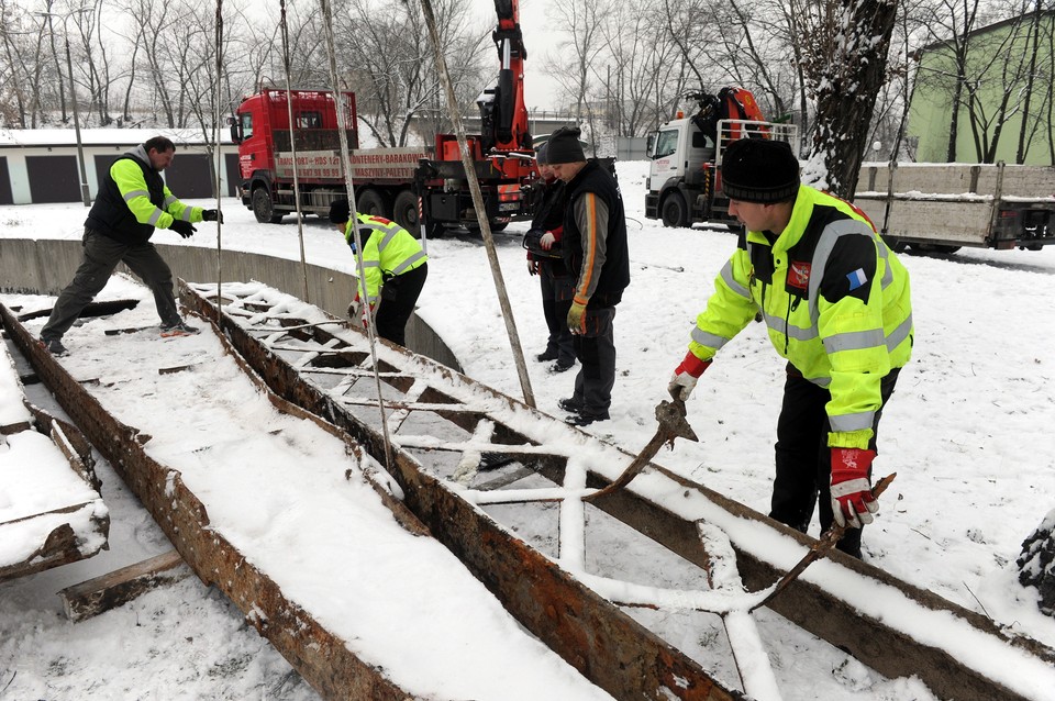 Z dna Wisły wydobyto fragmenty mostu