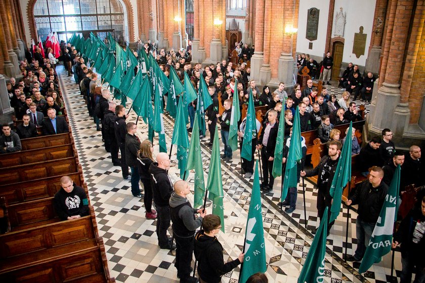 Promował hitlerowca. Chce oddać cześć powstańcom