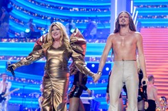 Michał Szpak i Beata Kozidrak skradli show w Sopocie. Piosenkarka wystąpiła CAŁA na złoto[FOTO]