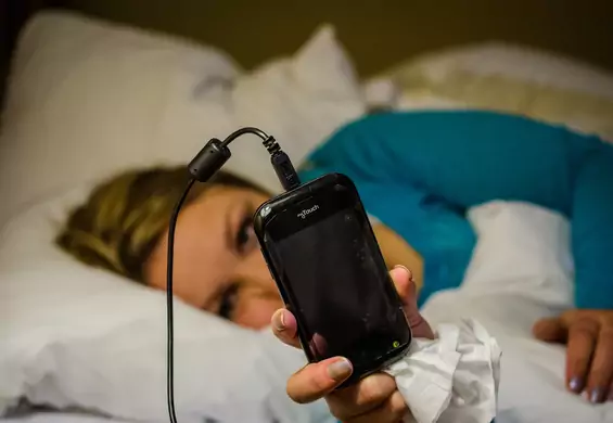 Przeglądasz telefon zanim zaśniesz? Niedawno pojawiło się nowe zaburzenie wzroku
