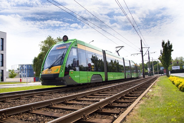 Na zdjęciu tramwaj Solarisa w Poznaniu. Stolica Wielkopolski zamówiła w sumie 45 takich pojazdów. Tymczasem producent z Bolechowa pod Poznaniem przeszedł pomyślnie prekwalifikacje w przetargu na 122 tramwaje dla Monachium. W finale rozgrywki o prestiżowy kontrakt został „na boisku” już tylko z Siemensem. Przetarg jest w finalnej fazie - inwestor negocjuje z producentami parametry pojazdów i szczegóły finansowe projektów. To gra o wysoką stawkę. Po pierwsze, w przypadku wygranej to byłby największy tramwajowy kontrakt Solarisa w historii. Po drugie, gra odbywa się w rodzinnym mieście niemieckiego Siemensa. Kontrakt miałby wymiar prestiżowy i otworzyłby drzwi do klientów w kolejnych miastach.
