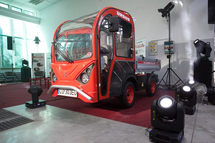 Ze względu na to, że samochody elektryczne są bardzo ciche, nowy pojazd może być wykorzystywany do wykonywania nocnych dostaw. Bardzo dobrze nadaje się również dla firm komunalnych, we współpracy z którymi spółka upatruje szans na znalezienie niszy dla siebie.  <br>fot. (zuz) PAP/Wojciech Pacewicz