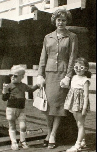 Donald Tusk jako dziecko z mamą i siostrą