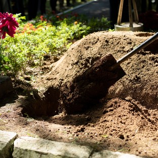 Hátborzongtató dolgot találtak egy temetőben: amint beleszúrták az ásókat a földbe, elsápadtak a félelemtől