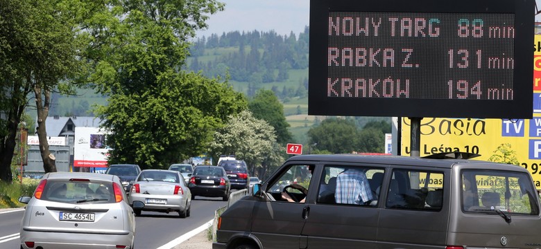 Długi weekend na Podhalu. Kłopoty kierowców, tłumy pod Tatrami