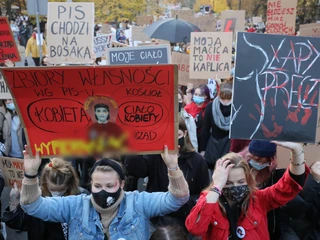 Polityka czy to w Polsce czy w USA budzi duże emocje, co może być wyzwaniem w pracy. Na zdjęciu protest przed Sejmem po wyroku Trybunału Konstytucyjnego ws. aborcji