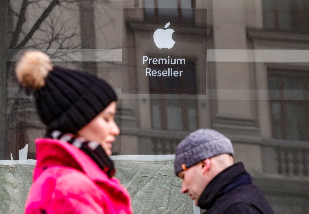 Moskwa. Okno pustego lokalu handlowego z logo Apple
