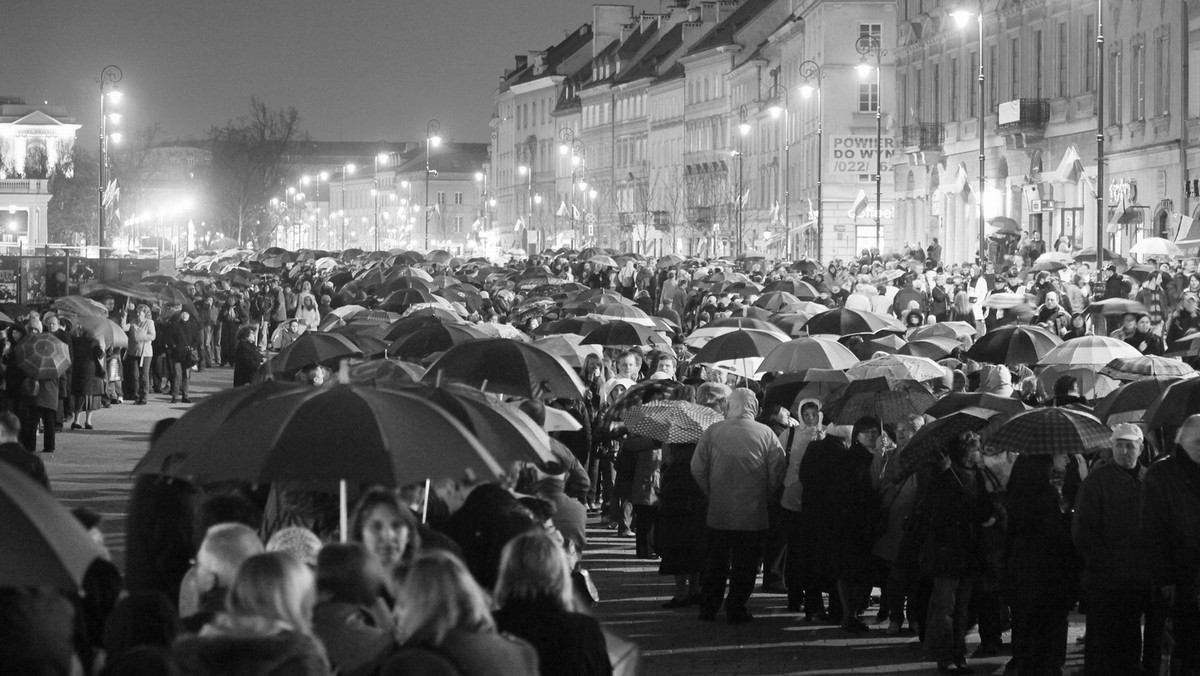 "Gazeta Wyborcza": Katastrofa w Smoleńsku sprawiła, że coś w naszych sercach polskich i rosyjskich drgnęło. W sercach przywódców i zwykłych ludzi. Było to jak otwarcie gigantycznej tamy spiętrzającej niewypowiedziane dotąd słowa i gesty - napisał Adam Michnik w apelu skierowanym do Rosjan.