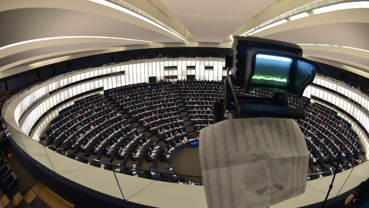 Posłowie większości frakcji Parlamentu Europejskiego opowiedzieli się w środę za zakończeniem rozmów dotyczących przyjęcia Turcji do Unii Europejskiej, w związku z niedawnym referendum w tym kraju. Zamiast tego proponują negocjacje o nowej formie partnerstwa.