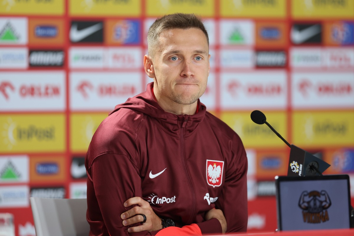 Pomocnik piłkarskiej reprezentacji Polski Przemysław Frankowski podczas konferencji prasowej w Hanowerze