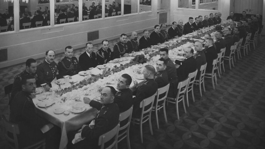 Widok ogólny sali w Hotelu Bristol, podczas uroczystego obiadu, wydanego na cześć szefa sztabu generalnego Francji gen. Maurice Gamelina przez ministra spraw wojskowych, gen. dyw. Tadeusza Kasprzyckiego, 1936 r.