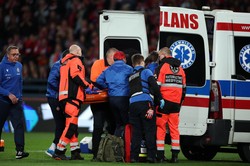 Koszmarna kontuzja piłkarza Wisły Kraków. Z boiska zabrała go karetka