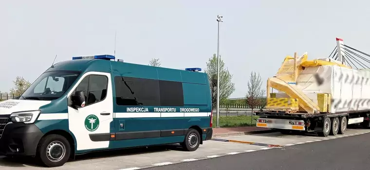 Inspektorzy ITD zatrzymali transport drewnianego domu. Kierowca wręcz prosił się o kontrolę