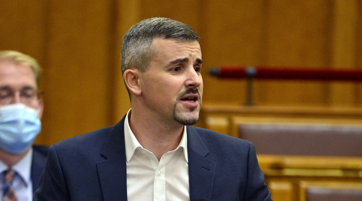 Jakab Péter, a Jobbik képviselője azonnali kérdést tesz fel az Országgyűlés plenáris ülésén 2021. december 6-án / Fotó: MTI/Kovács Attila