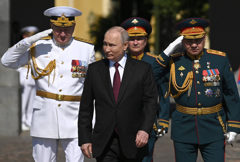 Prezydent Rosji Władimir Putin (po środku) w towarzystwie ministra obrony Rosji Siergieja Szojgu (po prawej) i naczelnego dowódcy rosyjskiej marynarki wojennej, admirała Nikołaja Jewmenowa (po lewej), podczas parady z okazji Dnia Marynarki Wojennej w Sankt Petersburgu, Rosja, 30 lipca 2023.