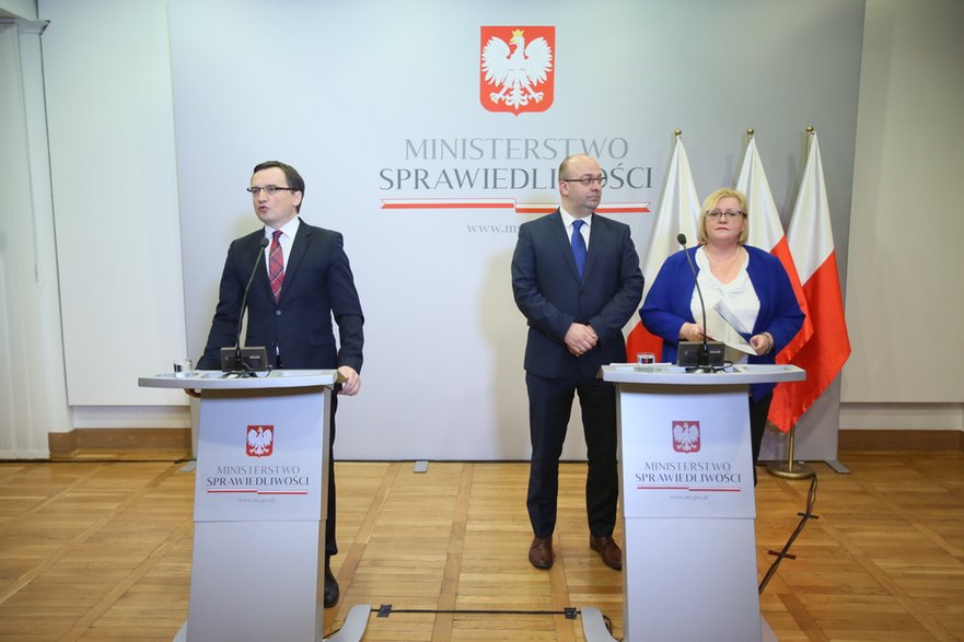 Minister sprawiedliwości i prokurator generalny Zbigniew Ziobro (L), podsekretarz stanu w MS Łukasz Piebiak (2P) oraz dyrektor Krajowej Szkoły Sądownictwa i Prokuratury Małgorzata Manowska (P) w 2017 r.