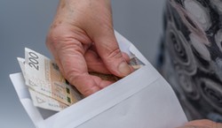 1878 zł dla matek czwórki dzieci. Komu przysługuje świadczenie i jak złożyć wniosek?