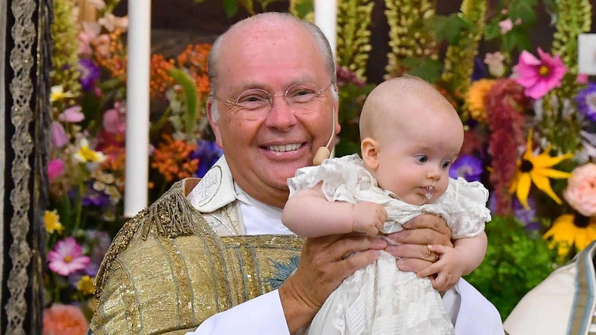Szwedzki książę Karol i jego żona Zofia ochrzcili syna - Vimarsana News