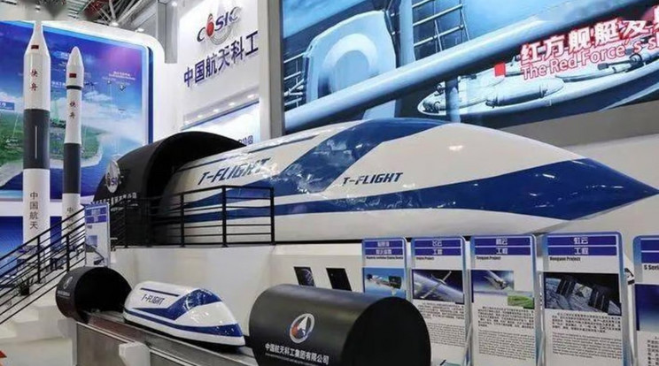 Kína üzemelteti a világ legnagyobb gyorsvasút hálózatát. Könnyen lehet, hogy a hyperloop vagy vákumcső-vasút, amelynek elképzelését eredetileg Elon Musk révén ismerte meg a világ 2012-ben, Kínában fog szolgálatba állni először. A leggyorsabb földi közlekedési technológia fejlesztése során állítólag nem csak szállítási, hanem védelmi képességekre is szert tehetnek.  Fotó: CASIC