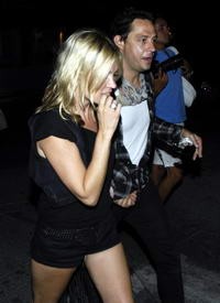 Kate Moss aggódhat a gardróbja miatt.