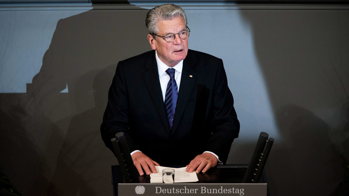 Prezydent Niemiec Joachim Gauck nazwał zamachy terrorystyczne w Paryżu wojną nowego rodzaju. W przemówieniu wygłoszonym w niedzielę z okazji Dnia Żałoby Narodowej Gauck podkreślił, że demokracja jest silniejsza od terroryzmu.
