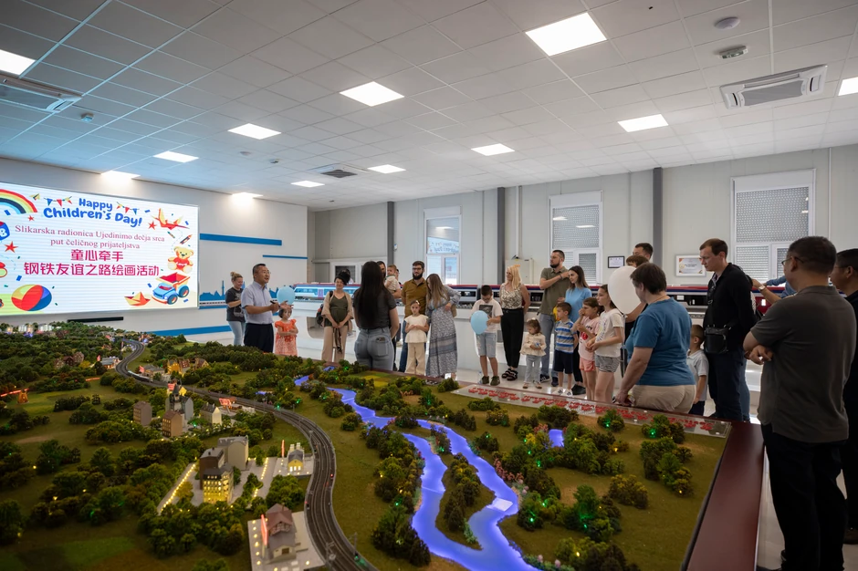 U nastavku programa radionice, srpski mališani - deca čeličnih prijatelja i njihovi roditelji su uz pomoć četkica i bojica na papir preneli slike brze pruge