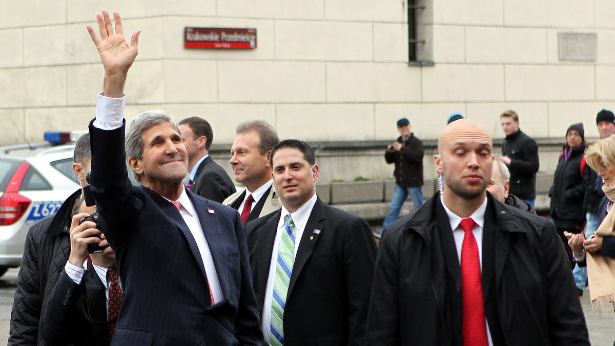 Sekretarz stanu USA John Kerry podczas wizyty w Warszawie znalazł czas na krótki spacer po Krakowskim Przedmieściu. Amerykański polityk wstąpił do kawiarni, porozmawiał też z grupą uczniów podstawówki.