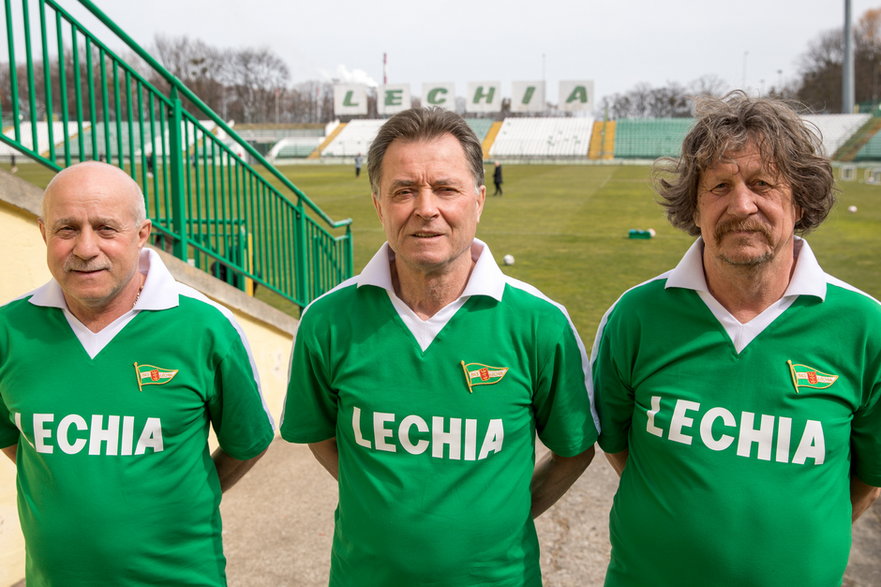 Lech Kulwicki (w środku) do dzisiaj gra w piłkę, jest kapitanem drużyny oldbojów. Tu w towarzystwie Jerzego Kruszczyńskiego (z lewej) i Romana Józefowicza. 