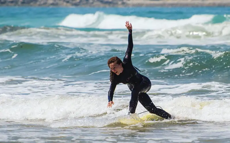 Surfing to wiele godzin ćwiczeń i wielka radość nawet z sekund spędzonych na desce