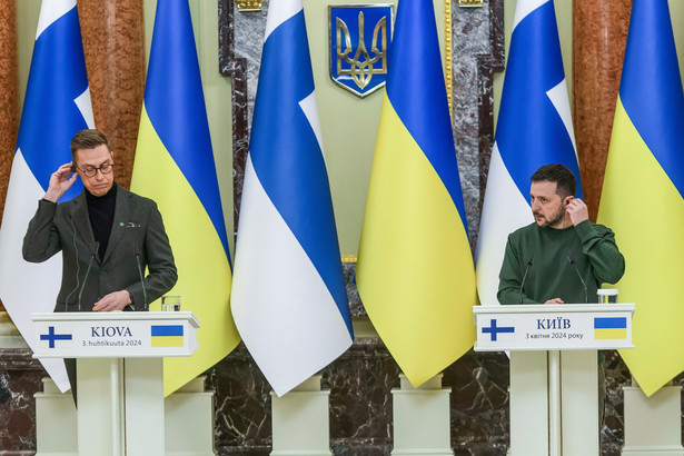 Prezydent Ukrainy Wołodymyr Zełenski i prezydent Republiki Finlandii Alexander Stubb podczas wspólnej konferencji prasowej w Kijowie