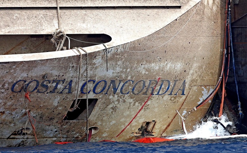 Costa Concordia. Fot. EPA/CLAUDIO GIOVANNIN