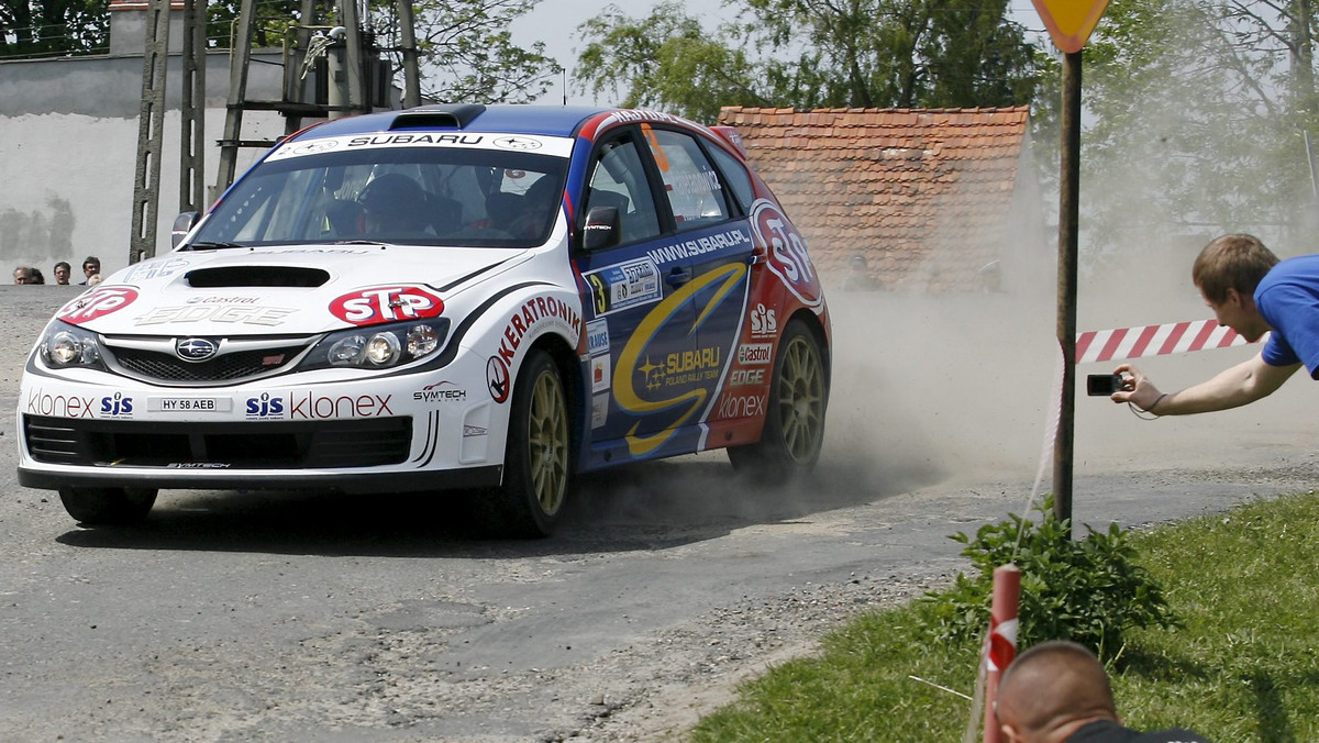 Załoga Subaru Poland Rally Team bardzo polubiła odcinek wokół Jeziora Bystrzyckiego. Podczas drugiej pętli drugiego dnia Kajto z Jarkiem ponownie byli najszybsi na próbie Zagórze. Drugi czas na środkowym odcinku w pętli pozwolił Kajetanowi Kajetanowiczowi i Jarkowi Baranowi awansować na ósme miejsce w rajdzie. Ponad 12-kilometrowy oes Ludwikowice kończący pętlę nie zmienił klasyfikacji - załoga SPRT utrzymuje doskonałą drugą pozycję dnia.