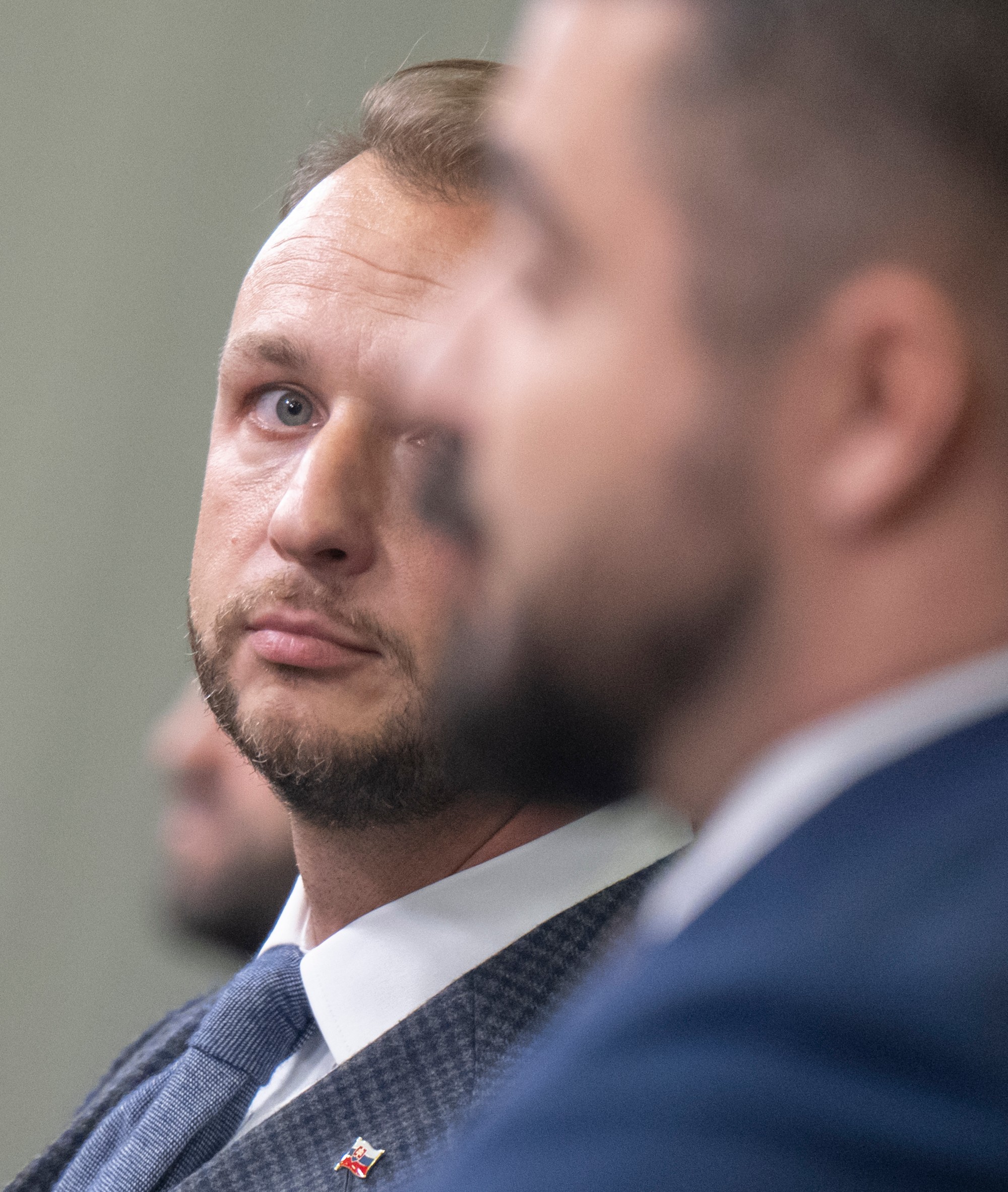 Vľavo minister vnútra Matúš Šutaj-Eštok (Hlas-SD) a vpravo riaditeľ Slovenskej informačnej služby (SIS) Pavol Gašpar.