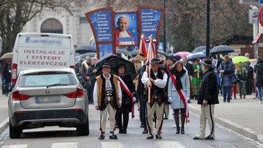 Marsz w obronie Jana Pawła II. Padły mocne słowa: "judasze", "wróg u drzwi!"