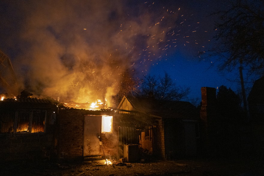 Płonący dom zniszczony na skutek rosyjskiego ostrzału, Bachmut 26 stycznia 2023 r.