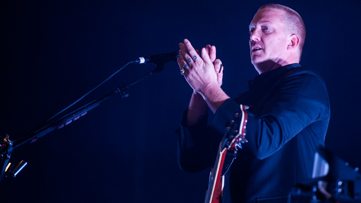 Josh Homme, lider Queens of the Stone Age, kilka dni temu kopnął w głowę fotografkę w czasie koncertu jego zespołu. Muzyk przeprosił kilkakrotnie za swoje zachowanie. Na Homme'a spłynęła spora fala krytyki. Dodatkowo w związku z sytuacją odwołano występ zespołu w popularnym programie "Ellen" prowadzonym przez Ellen DeGeneres.