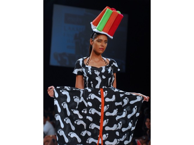 Bajeczne kolory kreacji z pokazów Lakme Fashion Week Summer Resort 2011