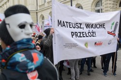 "Ostatki u premiera". Trwa manifestacja pracowników sądów i prokuratur
