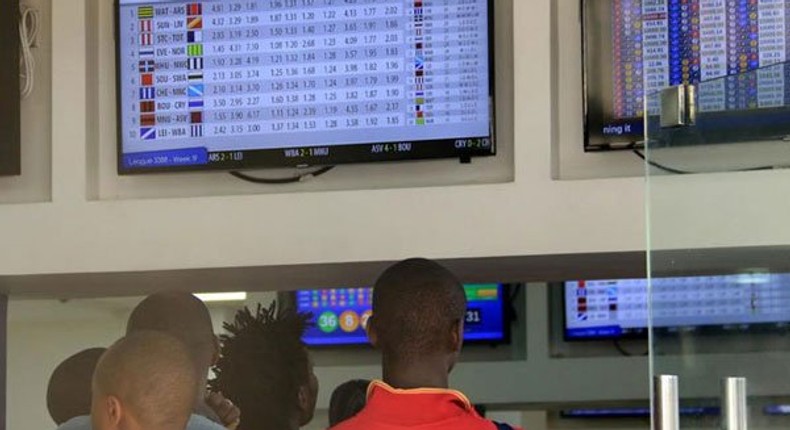 Kenyans at a betting shop (Twitter)