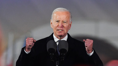 Podczas przemówienia Joe Bidenowi coś wypadło z rękawa. Nagranie szybko stało się hitem! 