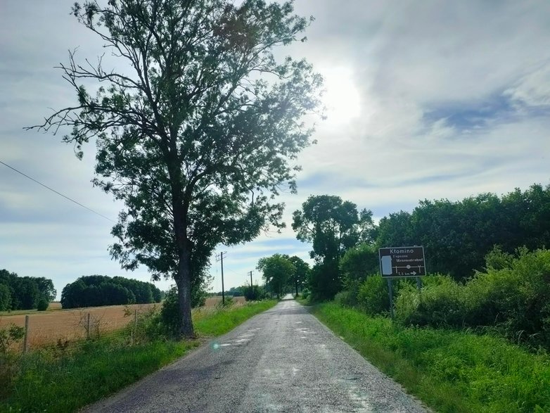 Tablica prowadząca do Kłomina