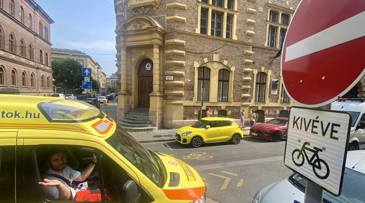 Szabálytalanul közlekedve kénytelenek eljutni a Markó utcai telephelyükre a mentősök / Fotó: Országos Mentőszolgálat hivatalos Facebook-oldal